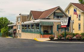 Simmons Motel And Suites